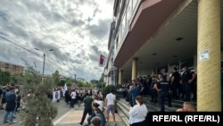 Протест пред зградата на Државниот универзитет, Нови Пазар, Србија, 29 јули 2025 година (архивска фотографија)