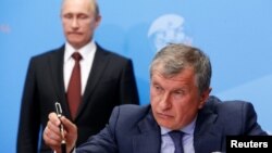 Rosneft CEO Igor Sechin (right), a close ally of Russian President Vladimir Putin (left), wants to participate in the sale of Bashneft shares.