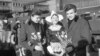 Дон Эвэрлі (зьлева) і ягоны брат Філ Эвэрлі на чыгуначным вакзале ў Амстэрдаме зь дзяўчынай у традыцыйным галяндзкім строі, 1959 год
