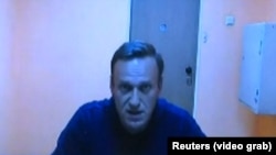 Alekszej Navalnij a cellájában, miközben videóhíváson át hallgatják meg az előzetes letartóztatásáról szóló január 28-ai tárgyaláson. 