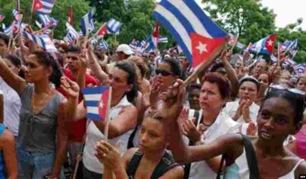 Cuba - Dozens of Cuban workers of a state-run company show their support to Cuban President Fidel Castro, in Havana, after Castro designated last night his brother, Raul, 01Aug2006,