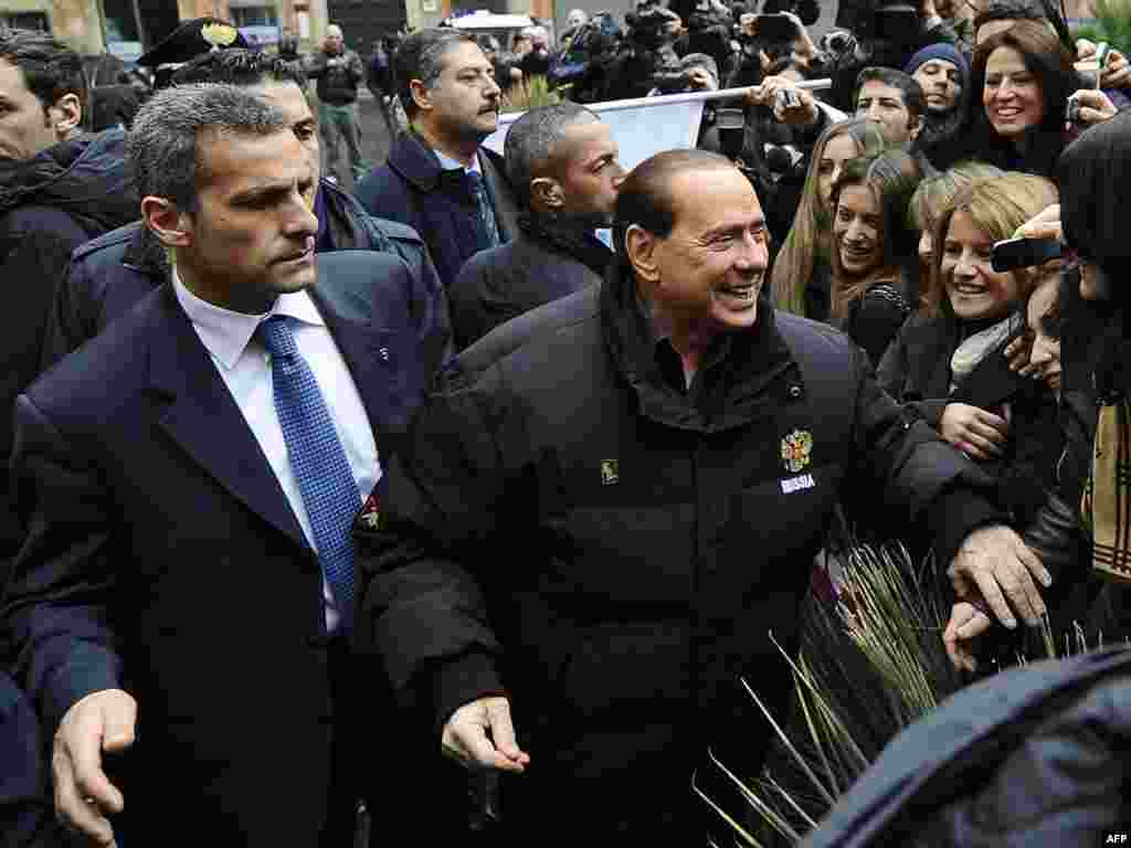 Прыхільнікі прэм’ер-міністра Італіі Сыльвіё Бэрлюсконі сустракаюць свайго куміра перад яго рымскай рэзыдэнцыяй.