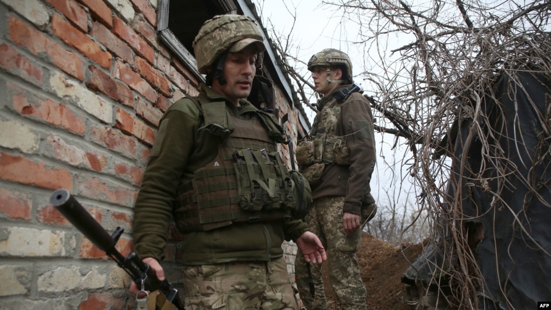 Militarii ucraineni, pe poziții, în prima linie confruntării cu separatiștii susținuți de Moscova, în orașul Marinka, din regiunea Donețk - 12 aprilie 2021