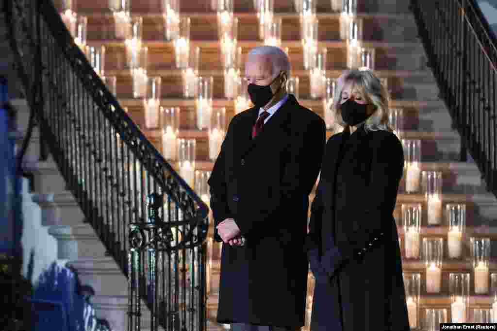 САД - Со минута молк и со запалени 500 свеќи на скалите на Белата куќа, претседателот Џо Бајден и првата дама Џил Бајден, потпретседателот Камала Харис и нејзиниот сопруг им оддадоа почит на 500.000 Американци кои починале од вирусот корона.