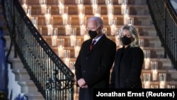 Джо Байдън и съпругата му Джил по време на минута мълчание в памет на жертвите на епидемията