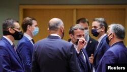 Kryeministri i Hungarisë, Viktor Orban dhe presidenti francez, Emmanuel Macron gjatë samitit të BE-së më 24 qershor. 