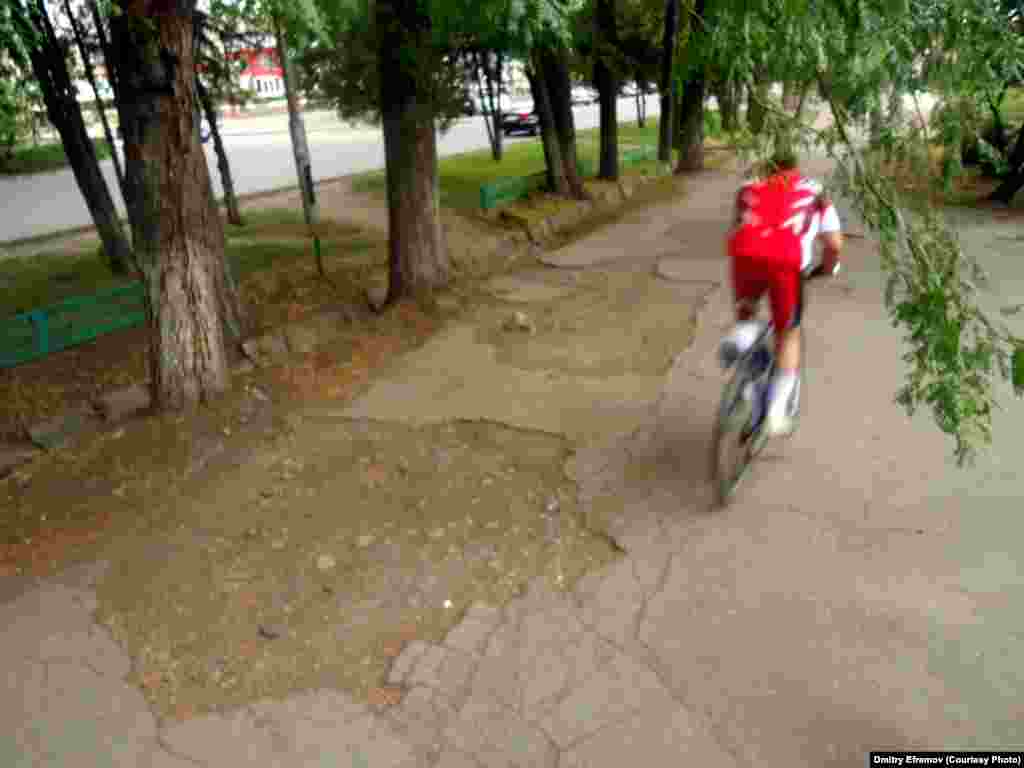 И весьма ироничный тротуар на улице Тоголока Молдо, ведь путь, ведущий к Дворцу спорта - совсем неспортивный.