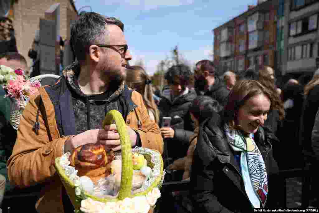 Сам кошик і те, що в ньому, – мало не витвір мистецтва.Великдень. Храм Святого Василя Великого УГКЦ. Київ, 12 квітня 2026 року