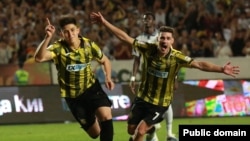 Форвард алматинского «Кайрата» Дастан Сатпаев празднует свой гол, забитый словацкому «Словану». ФОТО ФК «Кайрат». 6 августа 2025