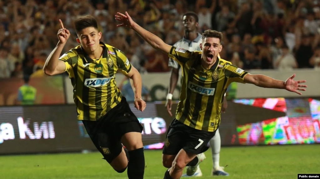 "Слован" командасының қақпасына гол соққаннан кейінгі сәт. Дастан Сәтпаев (сол жақта). "Қайрат" футбол клубының парақшасы. 6 тамыз 2025 жыл.