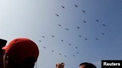 O formație aeriană de elicoptere militare a desenat cifra „80” pe cer, pentru a marca a 80-a aniversare a sfârșitului celui de-Al Doilea Război Mondial.