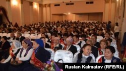Сыйлык алган мугалимдер.