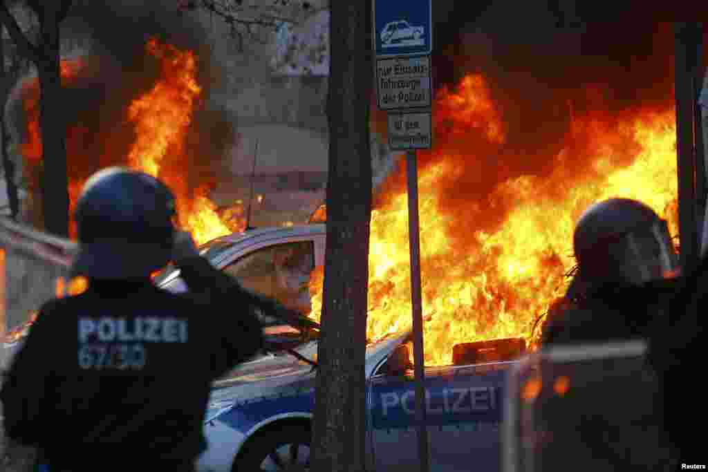 Під час протестів було спалено не менше 7 поліцейських машин