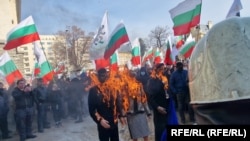  По-рано протестиращите възпламениха няколко чучела на с лицата на европейските политици Валдис Домбровскис, Кристин Лагард, Паскал Донахю. 