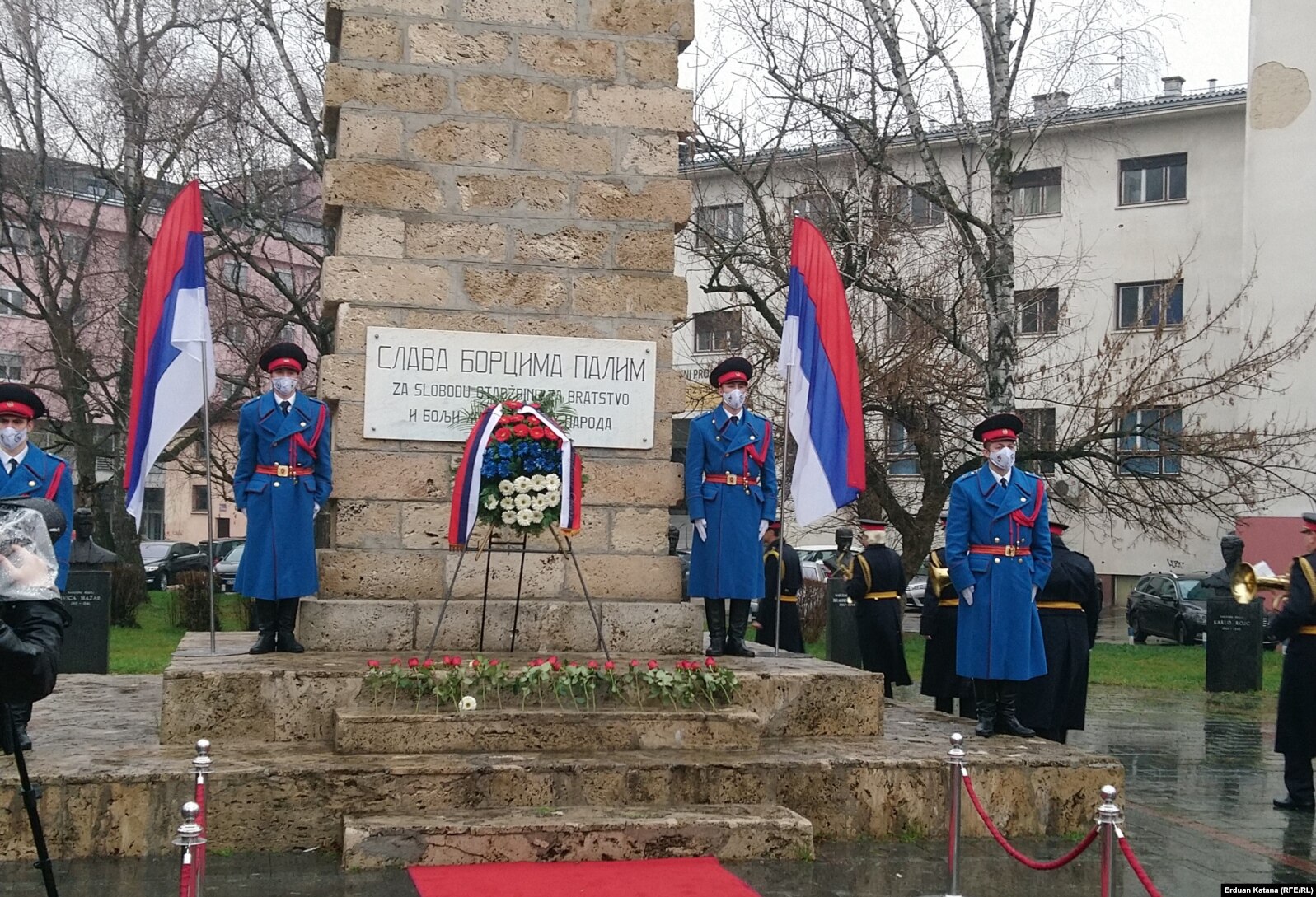 Bošnjaci i Hrvati na 9. januar gledaju kao na početak rata u BiH, te početak etničkog čišćenja, ratnih zločina i genocida nad nesrpskim stanovništvom (fotografija: polaganje vijenaca na spomenik palim borcima Narodno-oslobodilačke borbe iz II Svjetskog rata u Banjaluci, povodom 9.januara, Banjaluka, 2021.)