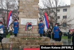 Bošnjaci i Hrvati na 9. januar gledaju kao na početak rata u BiH, te početak etničkog čišćenja, ratnih zločina i genocida nad nesrpskim stanovništvom (fotografija: polaganje vijenaca na spomenik palim borcima Narodno-oslobodilačke borbe iz II Svjetskog rata u Banjaluci, povodom 9.januara, Banjaluka, 2021.)