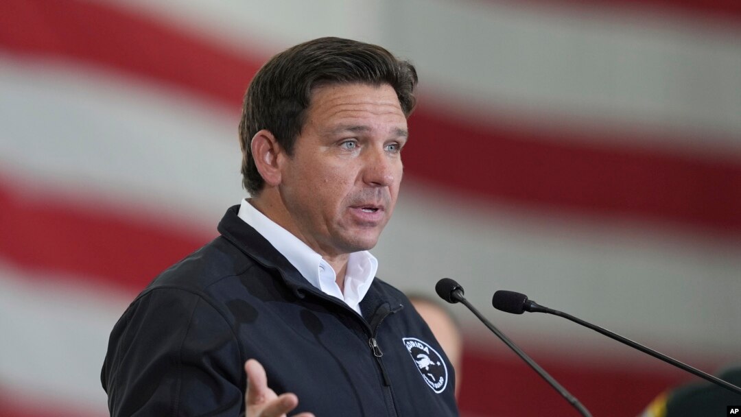 Guvernatorul statului, Ron DeSantis, a declarat că frații Tate nu sunt bine veniți în Florida.