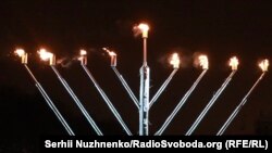 Підлітки залазили на ханукію, один з них запалив смолоскип і кинув його донизу (фото ілюстративне)