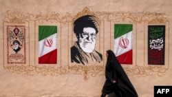 Një grua kalon pranë një murali që shfaq portretin e liderit të ndjerë suprem të Iranit, Ali Khamenei. Teheran, 8 gusht 2026. 