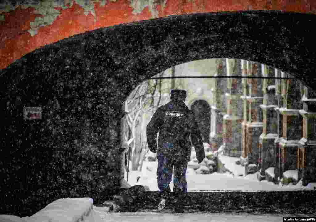 A Russian police officer walks in the yard of the Vysokopetrovsky Monastery in downtown Moscow on January 18. (AFP/Mladen Antonov)