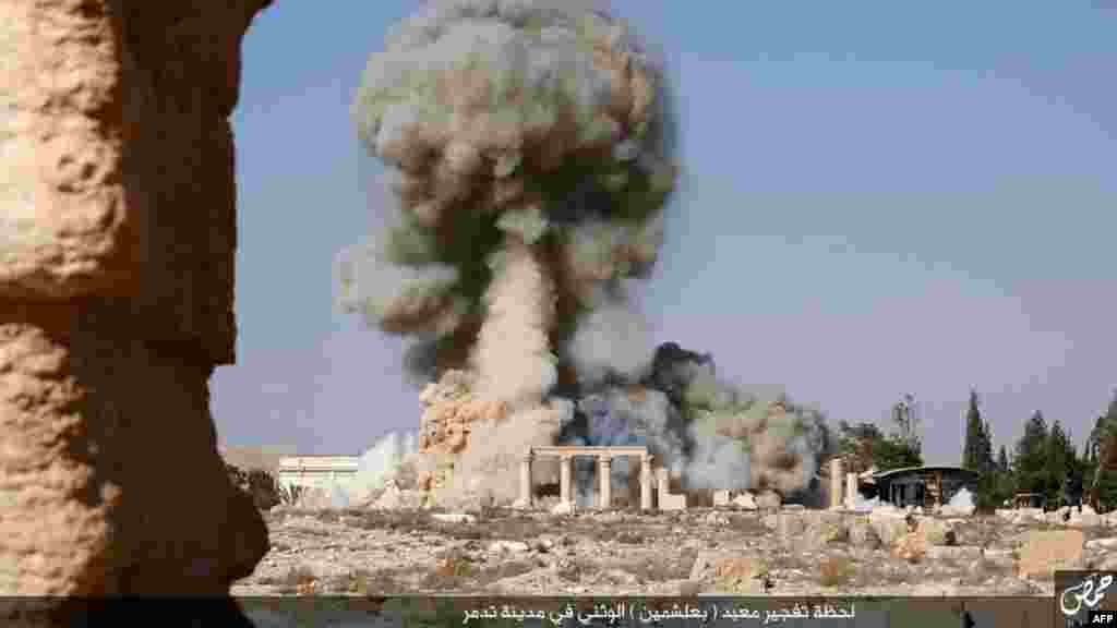 На этом кадре, снятом, вероятно, самими боевиками, виден дым, поднимающийся из района храма Баал-Шамин. Снимок датирован началом октября прошлого года. &nbsp;