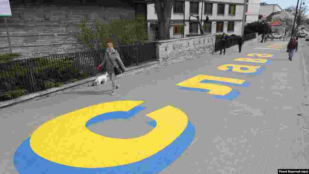 Послание на украински език "Слава на Украйна", изрисувано на тротоара пред руското посолство във Варшава, Полша, април 2022 г.