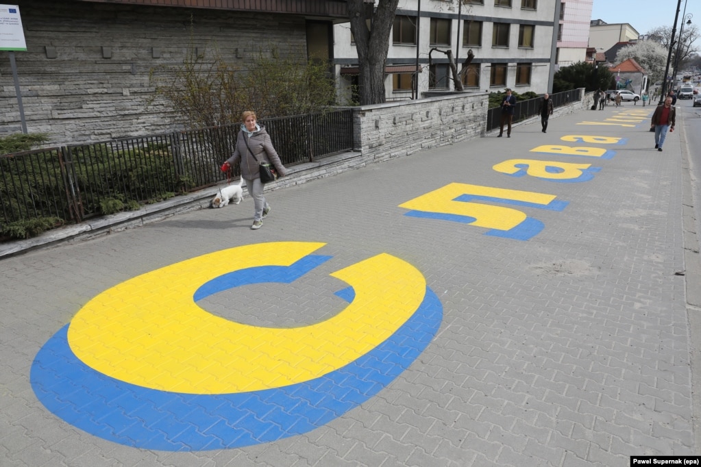 Mbishkrimi "Lavdi Ukrainës" në trotuarin pranë Ambasadës Ruse në Varshavë. Prill 2022.