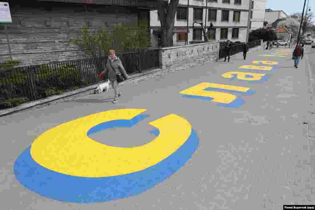 A Ukrainian-language message declaring "glory to Ukraine" on the pavement outside the Russian Embassy in Warsaw, Poland, photographed in April 2022