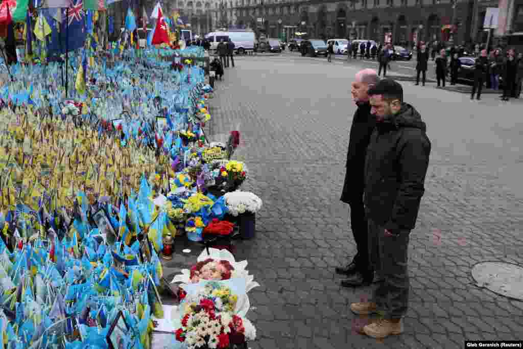 Володимир Зеленський та Олаф Шольц прийшли до імпровізованого меморіалу на майдані Незалежності в Києві, щоб вшанувати пам&#39;ять загиблих українських військових &nbsp;