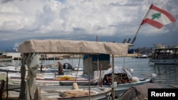 Libanezii, ca acest pescar din Tir, așteptau miercuri să vadă dacă armistițiul îi include și pe ei.