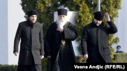 Episkop Irinej Bulović (u sredini)