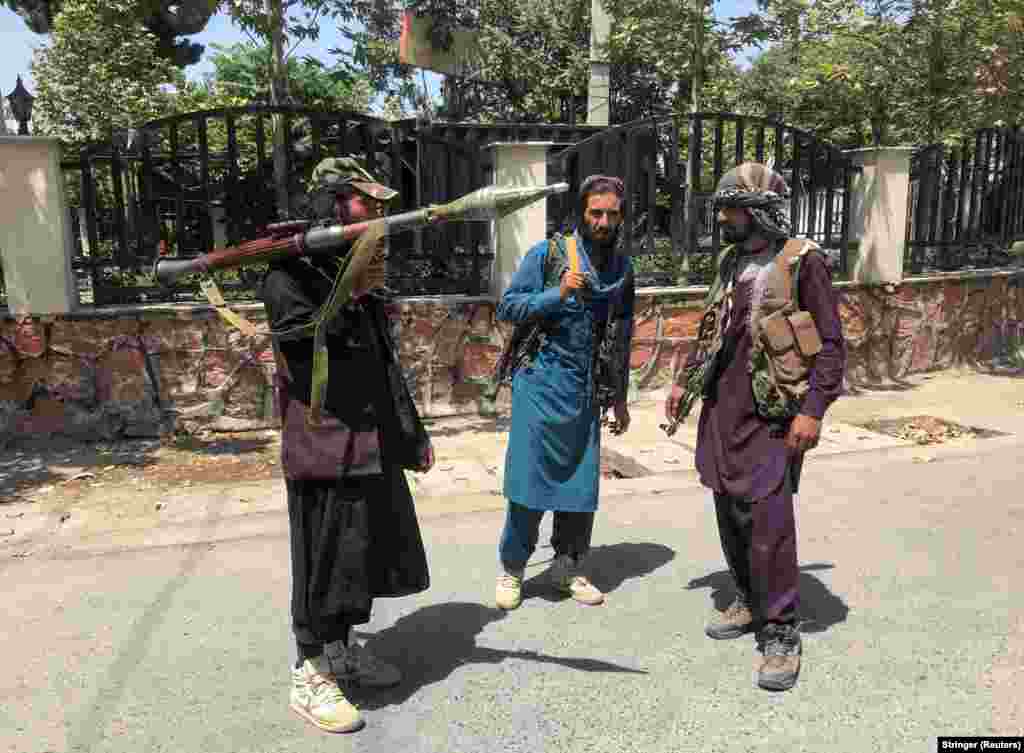 Forcat talibane bëjnë rojë brenda Kabulit. (16 gusht)
