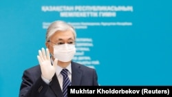 Қазақстан президенті Қасым-Жомарт Тоқаев сайлау учаскесінде тұр. Нұр-Сұлтан, 10 қаңтар 2021 жыл. 