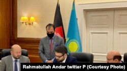 د افغانستان د ملي امنیت سلاکار حمدالله محب او د قزاقستان دفاع وزیر نورلان یرمکبایوف ترمنځ د پوځي همکارۍ د موافقې لاسلیک غونډه