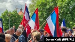 Učesnici nose zastave bivše SFRJ i Rusije, u Banjaluci, 9. 5. 2025.