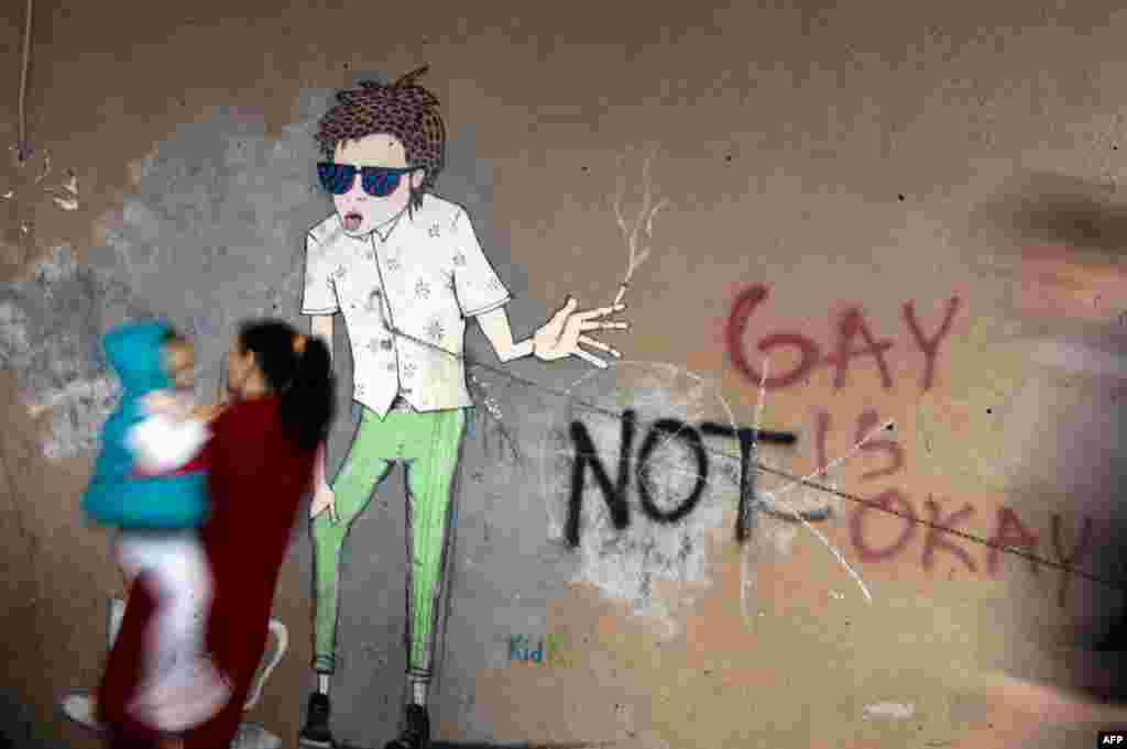 در این روز راهپیمایی&zwnj;ها و مراسم متعددی در کشورهای مختلف دنیا برگزار می&zwnj;شود. اروپا و آمریکای لاتین شاهد برگزاری بیشترین مراسم هستند -پریستینا در کوزوو