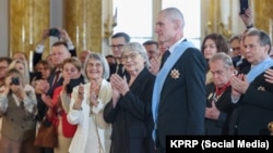 Анджэй Пачобут, беларуска-польскі журналіст і былы палітвязень, за імгненне да ўручэння ордэна Белага Арла Прэзідэнтам Рэспублікі Польшча Каралем Тадэвушам Наўроцкім
