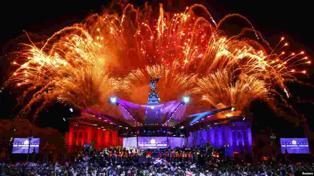 Velika Britanija - Vatromet nad Buckinghamskom palačom kao dio slavlja dijamantnog jubileja kraljice Elizabete II. Foto: REUTERS / David Moir 