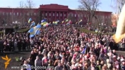 Тисячі киян несуть квіти до пам’ятника Тарасові Шевченку