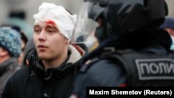 Povređeni demonstrant nakon policijskog nasilja na protestima za oslobađanje Navaljnog u Rusiji, 23. januar