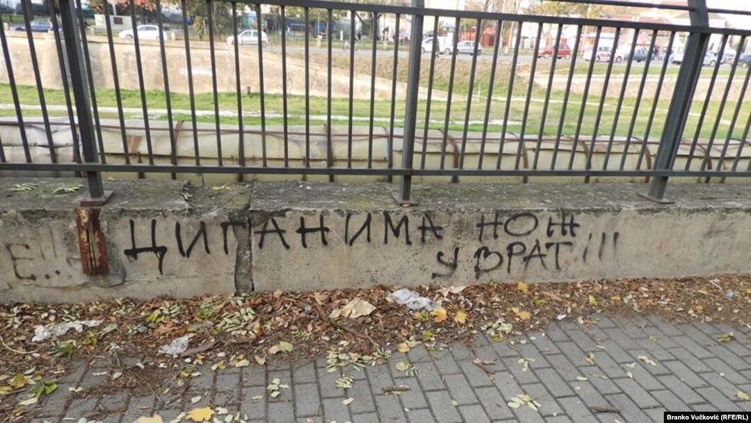 Preteće poruke mržnje prema Romima na zidovima Kragujevca