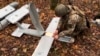 Російський військовий готується запустити безпілотний літальний апарат «Молнія»у бік українських позицій (фото ілюстративне)