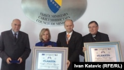 Dobitnici prizanja, veleposlanici Miroslav Mojžita i Urlike Maria Knotz, te kardinal Vinko Puljić na uručivanju priznanja, Sarajevo, maj 2012.