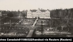 Școala rezidențială Kuper Island de pe insula Penelakut, Columbia Britanică, într-o fotografie din 19 iunie 1941.