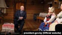 Лукашэнка на сцэне Купалаўскага ў лютым 2021 году