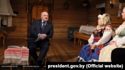 Аляксандар Лукашэнка на сцэне Купалаўскага тэатру 19 лютага
