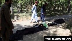 Афганці під час ідентифікації тіл загиблих поблизу аеропорту Кабула, 27 серпня 2021 року