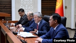 Адылбек Касымалиев Малик Бектургановду жамаатка таныштурууда.