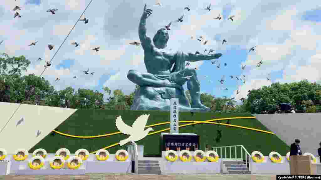 Fehér békegalambokat engedtek a levegőbe a nagaszaki Béke parkban, a Béke szobor felett a 2021. augusztus 9-ei megemlékezésen.