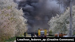 Пожежні у Запоріжжі після російського обстрілу 20 квітня 2026 року